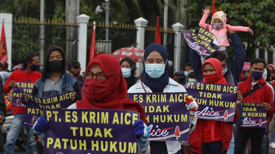 Puluhan buruh dari Federasi Serikat Buruh Demokratik Kerakyatan (F-SEDAR) berdemo di depan Gedung DPR/MPR, Jakarta, Selasa (15/12/2020). (CNBC Indonesia/Andrean Kristianto)