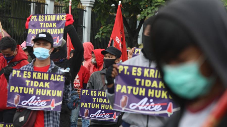 Puluhan buruh dari Federasi Serikat Buruh Demokratik Kerakyatan (F-SEDAR) berdemo di depan Gedung DPR/MPR, Jakarta, Selasa (15/12/2020). (CNBC Indonesia/Andrean Kristianto)