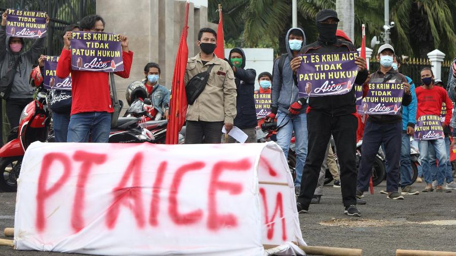 Puluhan buruh dari Federasi Serikat Buruh Demokratik Kerakyatan (F-SEDAR) berdemo di depan Gedung DPR/MPR, Jakarta, Selasa (15/12/2020). (CNBC Indonesia/Andrean Kristianto)