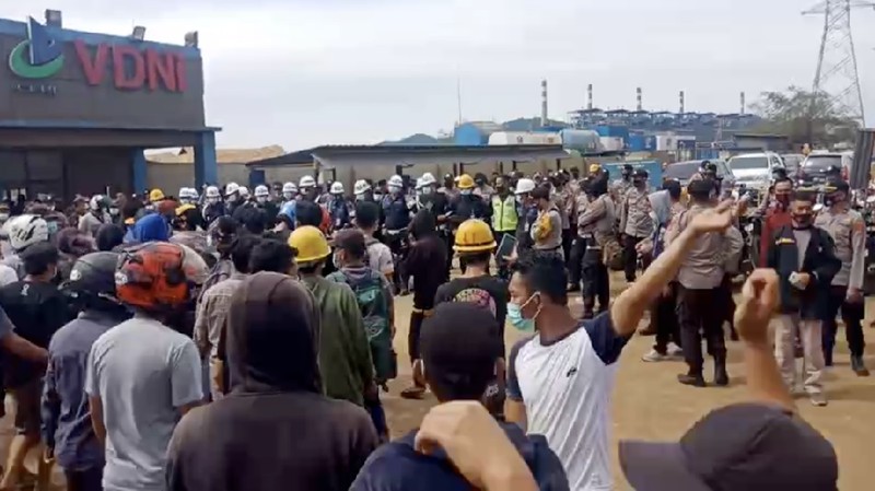 Massa buruh rusak dan bakar smelter nikel virtue dragon saat melakukan aksi unjuk rasa, senin (14/12/2020) di kecamatan morosi, kabupaten konawe, sulawesi tenggara. (Tangkapan Layar)