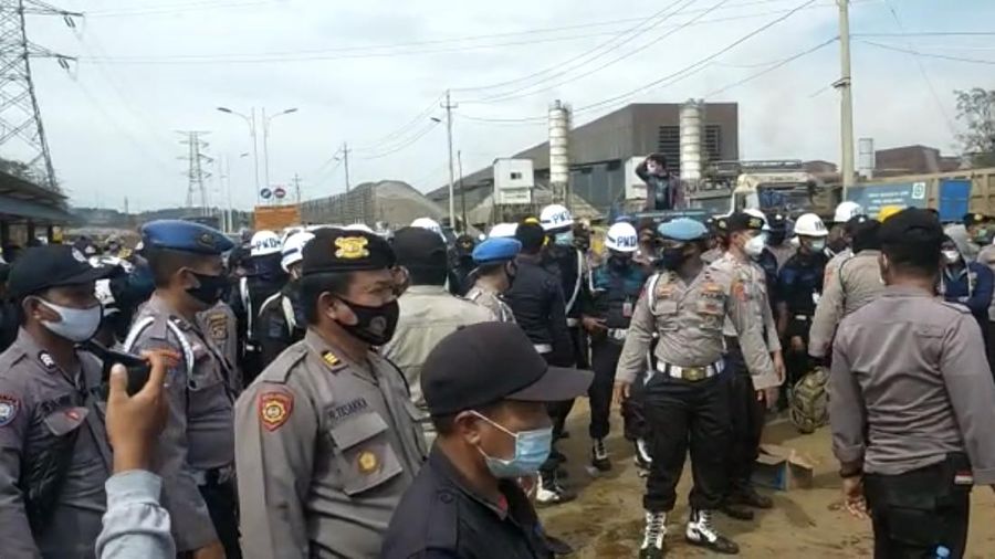 Massa buruh rusak dan bakar smelter nikel virtue dragon saat melakukan aksi unjuk rasa, senin (14/12/2020) di kecamatan morosi, kabupaten konawe, sulawesi tenggara. (Tangkapan Layar)