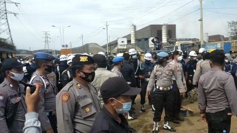 Massa buruh rusak dan bakar smelter nikel virtue dragon saat melakukan aksi unjuk rasa, senin (14/12/2020) di kecamatan morosi, kabupaten konawe, sulawesi tenggara. (Tangkapan Layar)