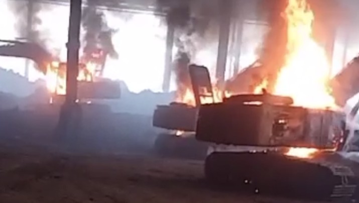 Massa buruh rusak dan bakar smelter nikel virtue dragon saat melakukan aksi unjuk rasa, senin (14/12/2020) di kecamatan morosi, kabupaten konawe, sulawesi tenggara. (Tangkapan Layar)