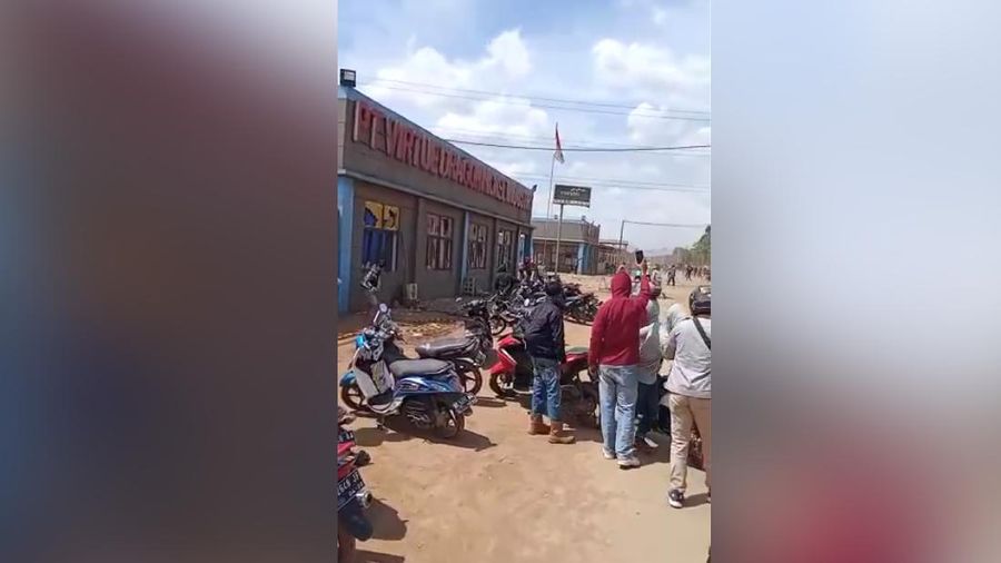 Massa buruh rusak dan bakar smelter nikel virtue dragon saat melakukan aksi unjuk rasa, senin (14/12/2020) di kecamatan morosi, kabupaten konawe, sulawesi tenggara. (Tangkapan Layar)