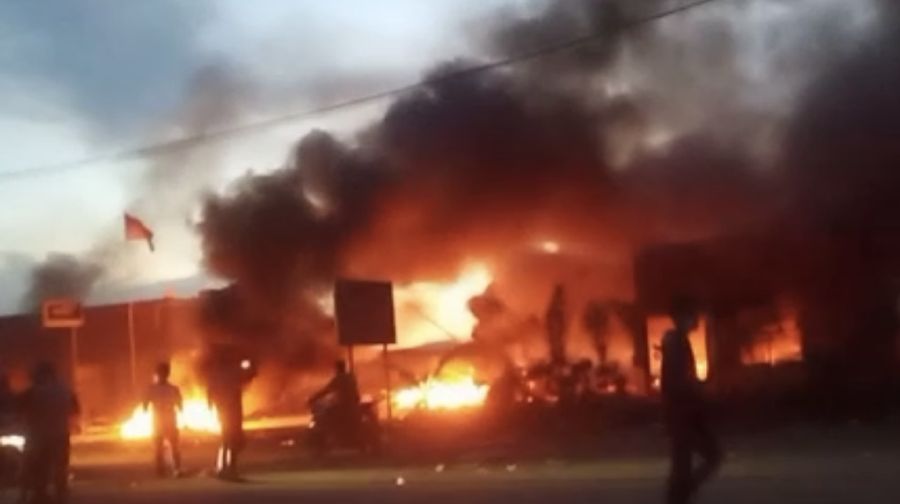 Massa buruh rusak dan bakar smelter nikel virtue dragon saat melakukan aksi unjuk rasa, senin (14/12/2020) di kecamatan morosi, kabupaten konawe, sulawesi tenggara. (Tangkapan Layar)