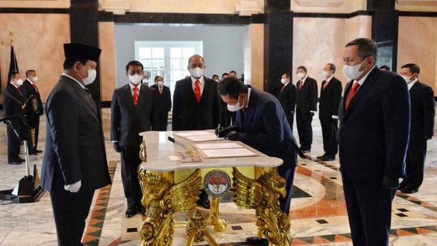Menteri Pertahanan Prabowo Subianto melantik Letjen (Purn) Johannes Suryo Prabowo menjadi Ketua Tim Pelaksana Komite Kebijakan Industri Pertahanan (KKIP). (Ist Detik com)