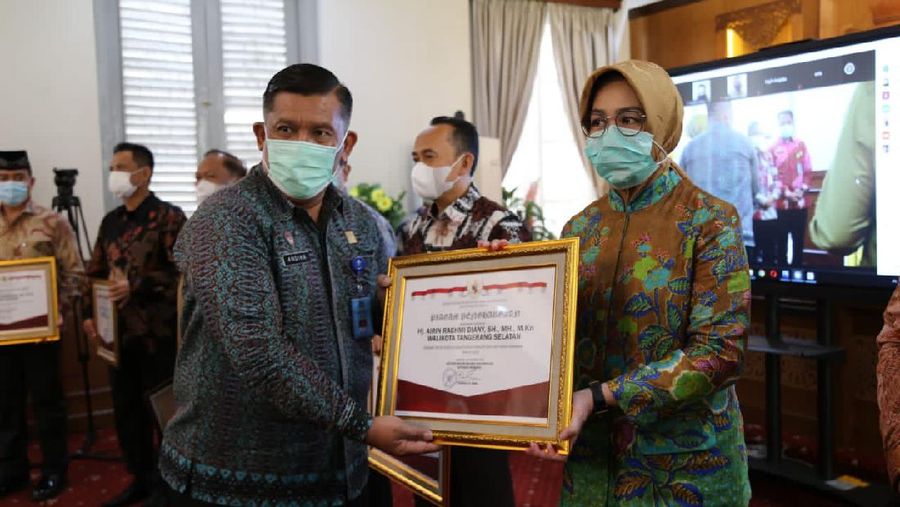Tangsel Raih Penghargaan Kota Peduli HAM

SERANG Pemerintah Kota Tangerang Selatan (Tangsel) meraih penghargaan sebagai Kota Peduli Hak Asasi Manusia (HAM) 2020. Penghargaan tersebut dalam rangka memperingati Ham Ke-72 yang digelar secara virtual bersama Menteri Hukum dan HAM Yasonna H Laoly dan diikuti seluruh Gubenur dan Kepala Daerah se-Indonesia.