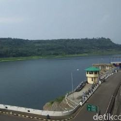 Raup Pendanaan Sumitomo Cs, PLTS Terapung Cirata Operasi 2022