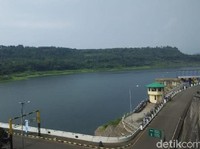 Sebentar Lagi Jokowi Resmikan PLTS Apung Terbesar di ASEAN