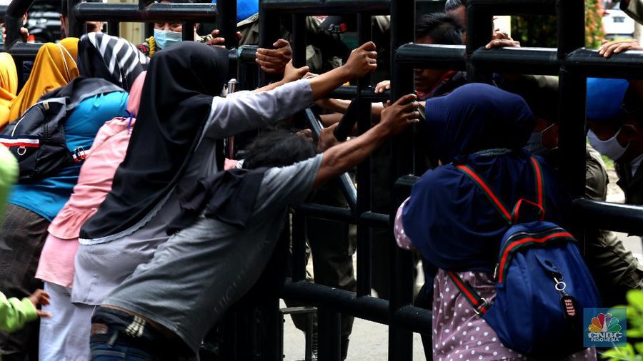 Sejumlah warga terdampak pembangunan Tol JORR II  melakukan aksi dengan mendirikan tenda dan dapur di halaman Gedung Pemerintahan Kota Tangerang, Banten, Selasa (15/12/2020). Aksi tersebut menuntut pemerintahan daerah ikut andil terkait permasalahan uang kompensasi akibat penggusuran untuk proyek pembangunan jalan Tpl JORR II yang dianggap tidak sesuai dengan harapan warga.  (CNBC Indonesia/Tri Susilo)