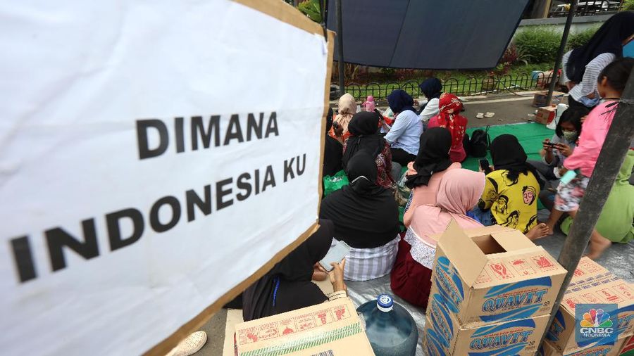 Sejumlah warga terdampak pembangunan Tol JORR II  melakukan aksi dengan mendirikan tenda dan dapur di halaman Gedung Pemerintahan Kota Tangerang, Banten, Selasa (15/12/2020). Aksi tersebut menuntut pemerintahan daerah ikut andil terkait permasalahan uang kompensasi akibat penggusuran untuk proyek pembangunan jalan Tpl JORR II yang dianggap tidak sesuai dengan harapan warga.  (CNBC Indonesia/Tri Susilo)