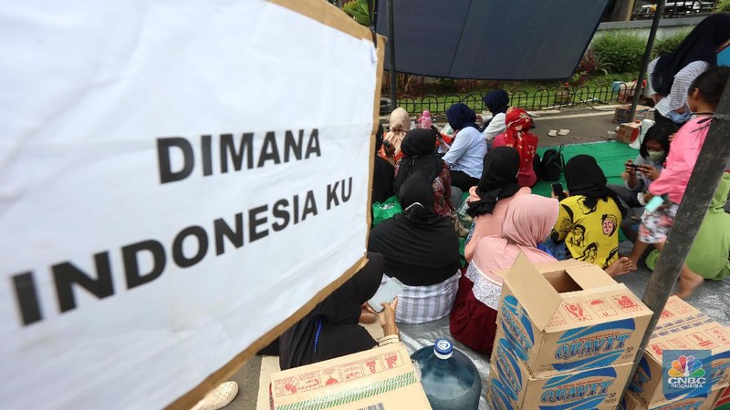 Sejumlah warga terdampak pembangunan Tol JORR II  melakukan aksi dengan mendirikan tenda dan dapur di halaman Gedung Pemerintahan Kota Tangerang, Banten, Selasa (15/12/2020). Aksi tersebut menuntut pemerintahan daerah ikut andil terkait permasalahan uang kompensasi akibat penggusuran untuk proyek pembangunan jalan Tpl JORR II yang dianggap tidak sesuai dengan harapan warga.  (CNBC Indonesia/Tri Susilo)