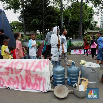 Penampakan Aksi Demo Warga Terdampak Proyek Tol JORR II
