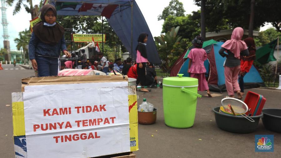 Sejumlah warga terdampak pembangunan Tol JORR II  melakukan aksi dengan mendirikan tenda dan dapur di halaman Gedung Pemerintahan Kota Tangerang, Banten, Selasa (15/12/2020). Aksi tersebut menuntut pemerintahan daerah ikut andil terkait permasalahan uang kompensasi akibat penggusuran untuk proyek pembangunan jalan Tpl JORR II yang dianggap tidak sesuai dengan harapan warga.  (CNBC Indonesia/Tri Susilo)