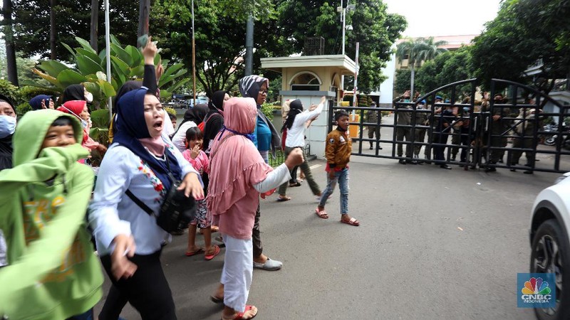 Sejumlah warga terdampak pembangunan Tol JORR II  melakukan aksi dengan mendirikan tenda dan dapur di halaman Gedung Pemerintahan Kota Tangerang, Banten, Selasa (15/12/2020). Aksi tersebut menuntut pemerintahan daerah ikut andil terkait permasalahan uang kompensasi akibat penggusuran untuk proyek pembangunan jalan Tpl JORR II yang dianggap tidak sesuai dengan harapan warga.  (CNBC Indonesia/Tri Susilo)