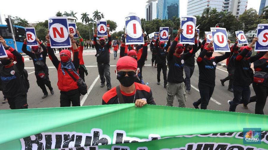 Massa aksi Konfederasi Serikat Pekerja Indonesia (KSPI) menggelar aksi lanjutan menolak Undang - Undang Nomor 11 tahun 2020 tenatang cipta kerja di Patung Kuda, Jakarta Pusat, Rabu (16/12/2020). (CNBC Indonesia/Tri Susilo)
