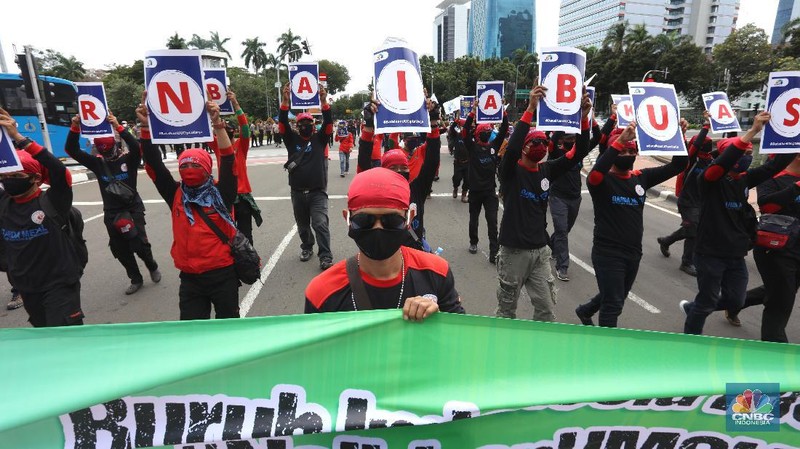 Massa aksi Konfederasi Serikat Pekerja Indonesia (KSPI) menggelar aksi lanjutan menolak Undang - Undang Nomor 11 tahun 2020 tenatang cipta kerja di Patung Kuda, Jakarta Pusat, Rabu (16/12/2020). (CNBC Indonesia/Tri Susilo)