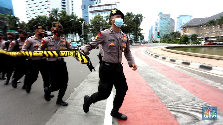 Massa aksi Konfederasi Serikat Pekerja Indonesia (KSPI) menggelar aksi lanjutan menolak Undang - Undang Nomor 11 tahun 2020 tenatang cipta kerja di Patung Kuda, Jakarta Pusat, Rabu (16/12/2020). (CNBC Indonesia/Tri Susilo)