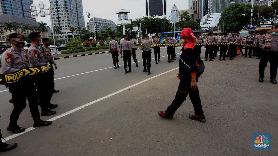 Massa aksi Konfederasi Serikat Pekerja Indonesia (KSPI) menggelar aksi lanjutan menolak Undang - Undang Nomor 11 tahun 2020 tenatang cipta kerja di Patung Kuda, Jakarta Pusat, Rabu (16/12/2020). (CNBC Indonesia/Tri Susilo)