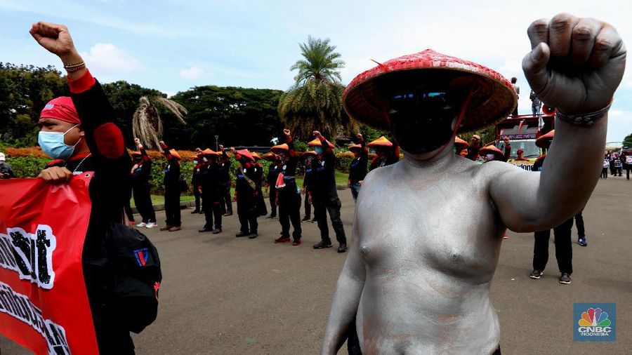 Massa aksi Konfederasi Serikat Pekerja Indonesia (KSPI) menggelar aksi lanjutan menolak Undang - Undang Nomor 11 tahun 2020 tenatang cipta kerja di Patung Kuda, Jakarta Pusat, Rabu (16/12/2020). (CNBC Indonesia/Tri Susilo)