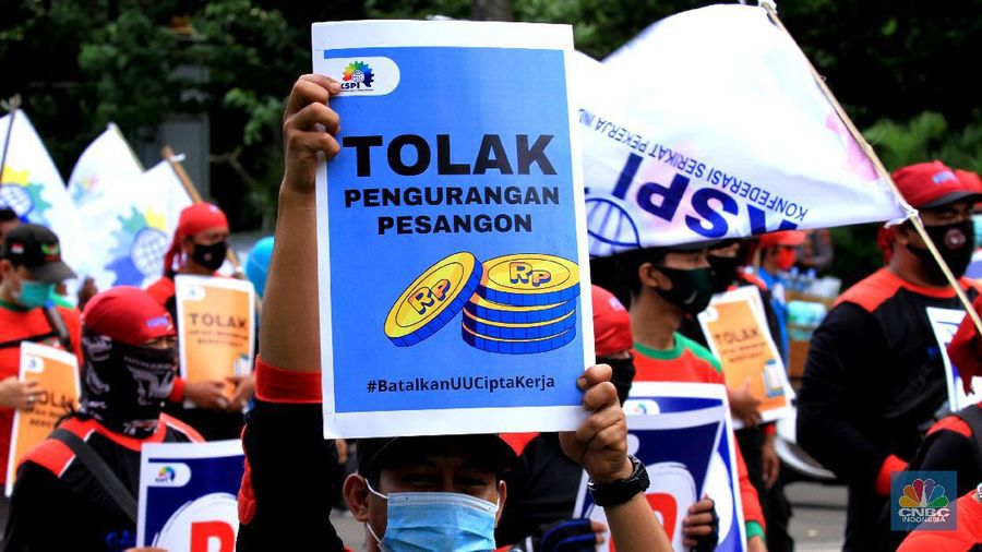 Massa aksi Konfederasi Serikat Pekerja Indonesia (KSPI) menggelar aksi lanjutan menolak Undang - Undang Nomor 11 tahun 2020 tenatang cipta kerja di Patung Kuda, Jakarta Pusat, Rabu (16/12/2020). (CNBC Indonesia/Tri Susilo)