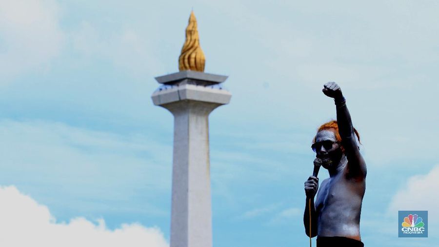 Massa aksi Konfederasi Serikat Pekerja Indonesia (KSPI) menggelar aksi lanjutan menolak Undang - Undang Nomor 11 tahun 2020 tenatang cipta kerja di Patung Kuda, Jakarta Pusat, Rabu (16/12/2020). (CNBC Indonesia/Tri Susilo)
