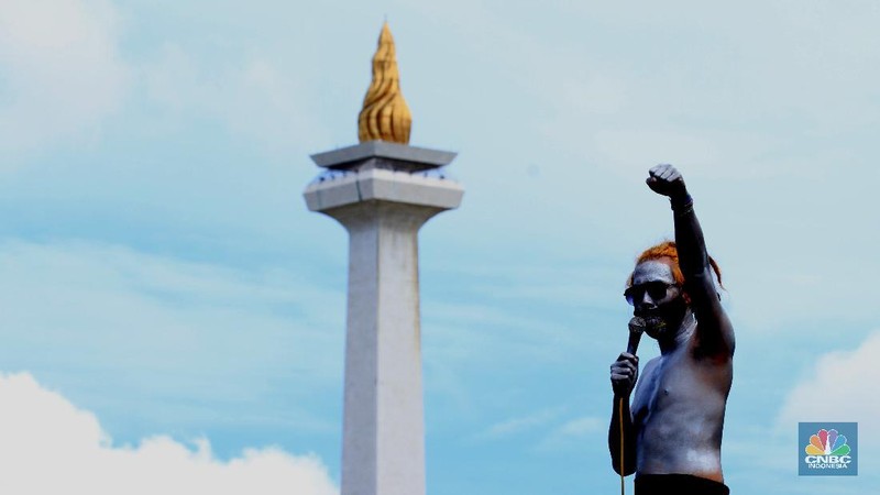 Massa aksi Konfederasi Serikat Pekerja Indonesia (KSPI) menggelar aksi lanjutan menolak Undang - Undang Nomor 11 tahun 2020 tenatang cipta kerja di Patung Kuda, Jakarta Pusat, Rabu (16/12/2020). (CNBC Indonesia/Tri Susilo)