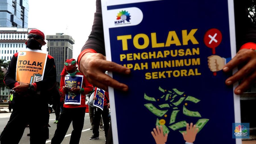 Massa aksi Konfederasi Serikat Pekerja Indonesia (KSPI) menggelar aksi lanjutan menolak Undang - Undang Nomor 11 tahun 2020 tenatang cipta kerja di Patung Kuda, Jakarta Pusat, Rabu (16/12/2020). (CNBC Indonesia/Tri Susilo)
