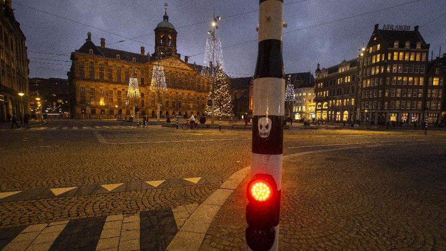 The square in front of the Brandenburg Gate is deserted in Berlin, Germany, early Wednesday, Dec. 16, 2020. In all of Germany, the hard lockdown has begun to slow down the spread of the coronavirus. (Paul Zinken/dpa via AP)