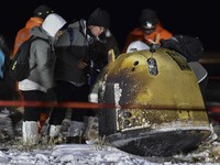 Pesawat Antariksa China Meluncur ke Bumi Bawa Batu Bulan