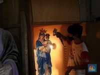 Intip Pembuatan Patung Yesus Hingga Bunda Maria di Serpong