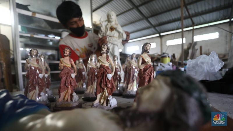 Perajin menyelesaikan proses pembuatan patung rohani di Serpong, Tangerang Selatan, Banten, Kamis (17/12/2020). Menjelang Hari Raya Natal, pemesanan patung rohani berbahan dasar fiber resin mengalami peningakatan dua kali lipat dari hari biasa. (CNBC Indonesia/Andrean Kristianto)