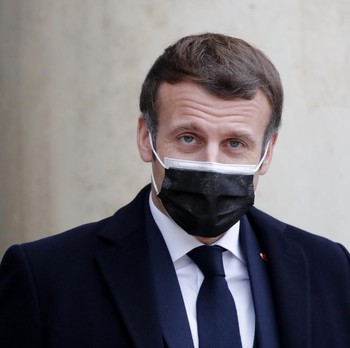 Potret Presiden Macron Sehari Sebelum Positif Covid-19