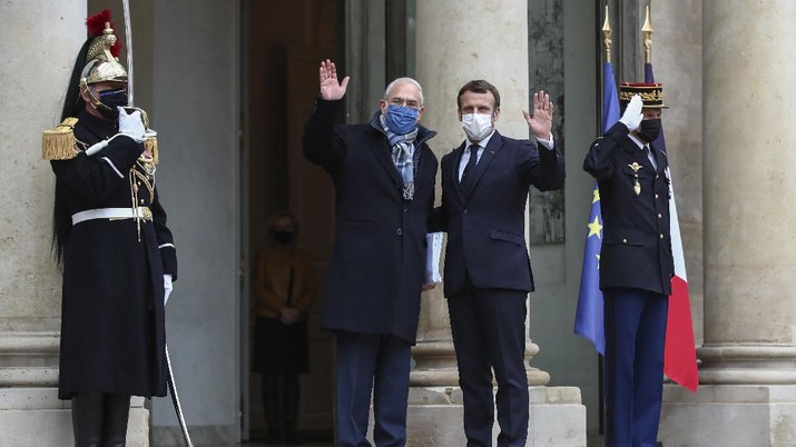 Presiden Macron, Macron Covid-19 France's President Emmanuel Macron, left, welcomes OECD's Secretary General Angel Gurria for a working lunch at the Elysee Palace in Paris, Monday, Dec. 14, 2020, after a ceremony marking the 60th anniversary of the signature of the Organisation for Economic Co-operation and Development (OECD) Convention. (AP Photo/Michel Euler)
