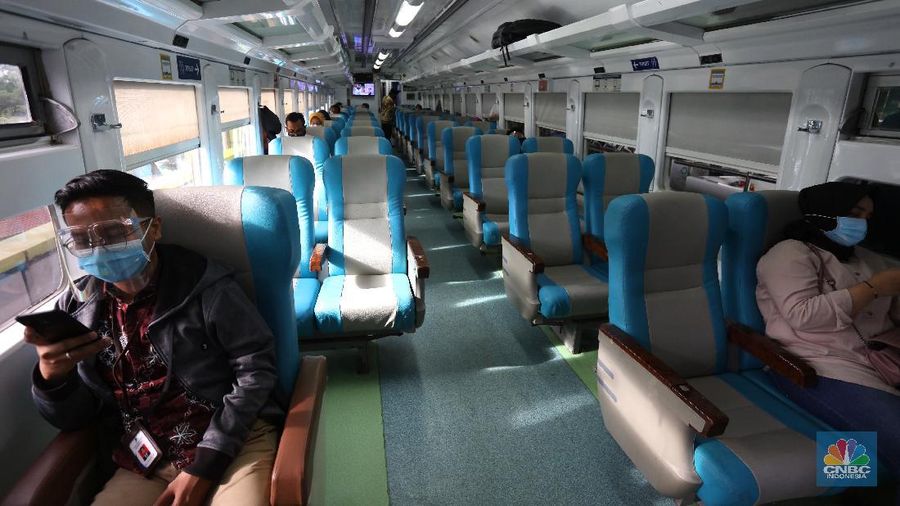 Pemudik terlihat memadati stasiun Gambir, Jakarta Pusat, Kamis (17/12/2020). Mendekati hari Natal dan Tahun baru (NATARU) pemudik pulang ke kampung halaman lebih dulu. (CNBC Indonesia/Tri Susilo)