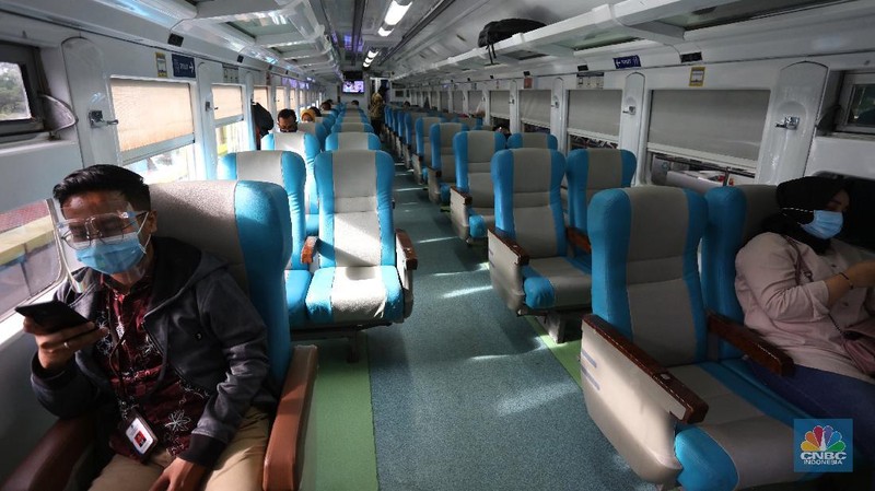 Pemudik terlihat memadati stasiun Gambir, Jakarta Pusat, Kamis (17/12/2020). Mendekati hari Natal dan Tahun baru (NATARU) pemudik pulang ke kampung halaman lebih dulu. (CNBC Indonesia/Tri Susilo)