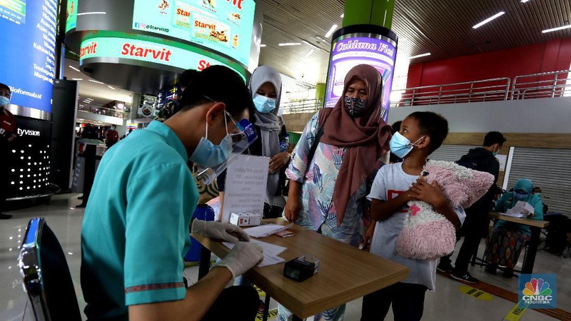 Pemudik terlihat memadati stasiun Gambir, Jakarta Pusat, Kamis (17/12/2020). Mendekati hari Natal dan Tahun baru (NATARU) pemudik pulang ke kampung halaman lebih dulu. (CNBC Indonesia/Tri Susilo)