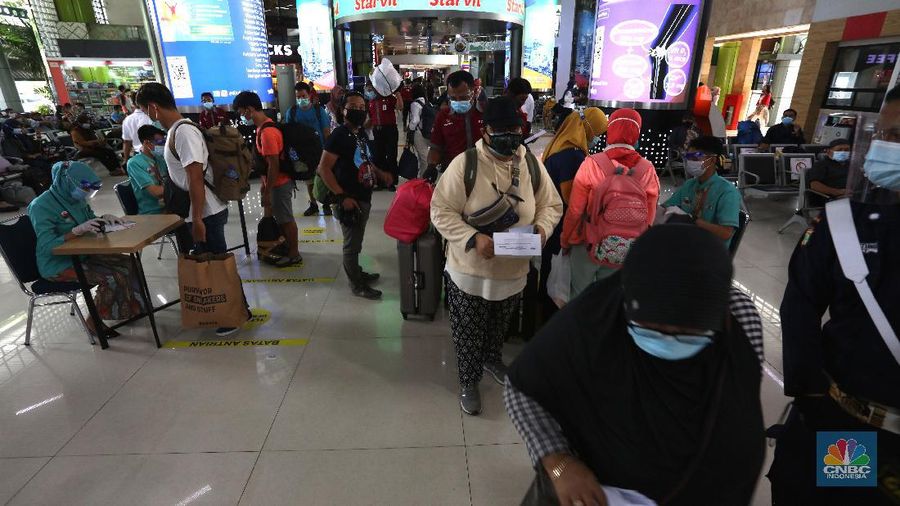 Pemudik terlihat memadati stasiun Gambir, Jakarta Pusat, Kamis (17/12/2020). Mendekati hari Natal dan Tahun baru (NATARU) pemudik pulang ke kampung halaman lebih dulu. (CNBC Indonesia/Tri Susilo)