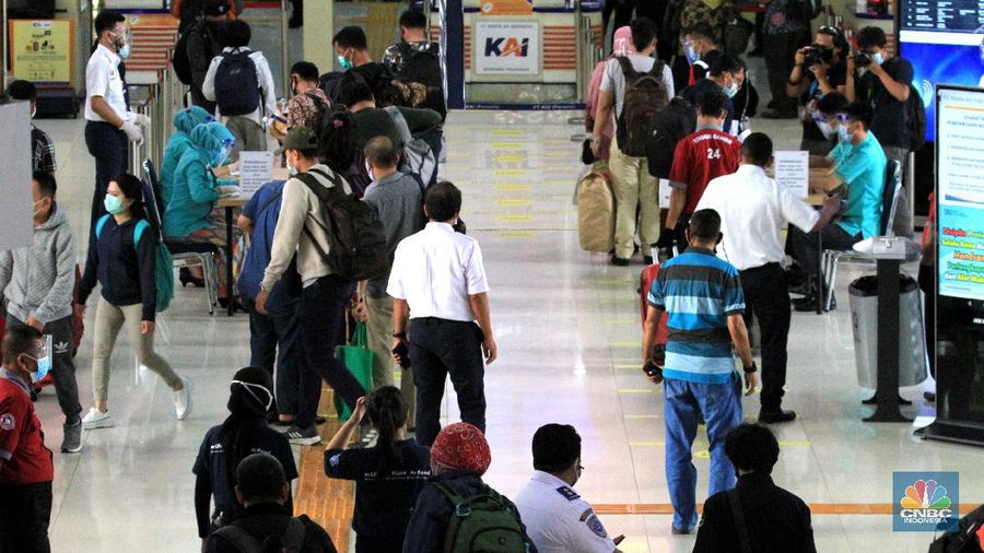 Pemudik terlihat memadati stasiun Gambir, Jakarta Pusat, Kamis (17/12/2020). Mendekati hari Natal dan Tahun baru (NATARU) pemudik pulang ke kampung halaman lebih dulu. (CNBC Indonesia/Tri Susilo)