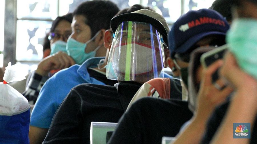 Pemudik terlihat memadati stasiun Gambir, Jakarta Pusat, Kamis (17/12/2020). Mendekati hari Natal dan Tahun baru (NATARU) pemudik pulang ke kampung halaman lebih dulu. (CNBC Indonesia/Tri Susilo)