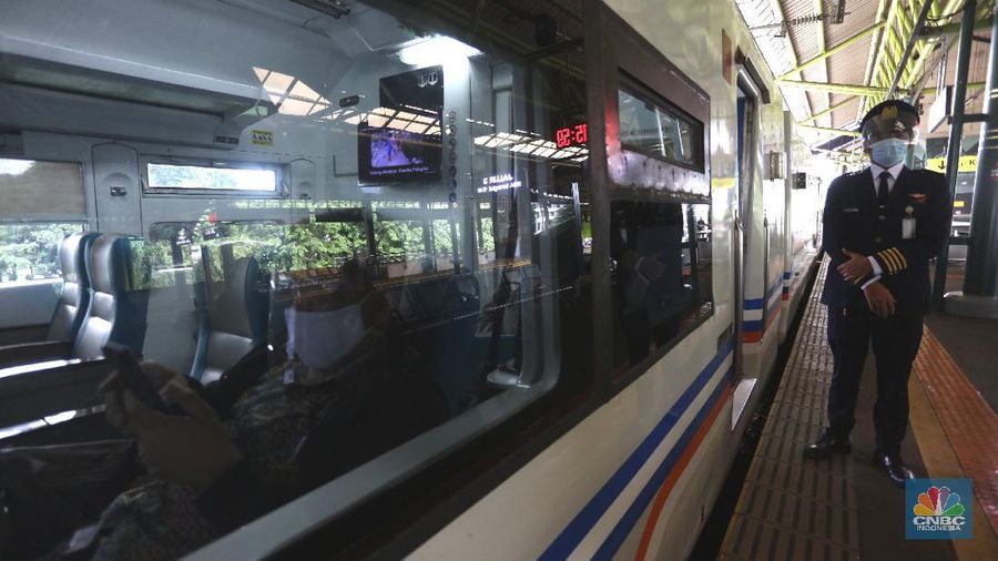 Pemudik terlihat memadati stasiun Gambir, Jakarta Pusat, Kamis (17/12/2020). Mendekati hari Natal dan Tahun baru (NATARU) pemudik pulang ke kampung halaman lebih dulu. (CNBC Indonesia/Tri Susilo)