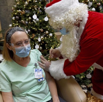Pake Kostum Santa, Dokter Ini Suntik Vaksin Petugas Kesehatan