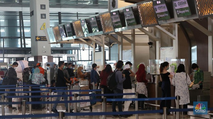 Calon penumpang berjalan di Terminal 3 Bandara Soekarno Hatta, Tangerang, Banten, Jumat (18/12/2020). PT Angkasa Pura II (Persero) memprediksi lalu lintas angkutan udara sebanyak 2,1 juta penumpang pada periode angkutan Natal dan Tahun Baru 2021. (CNBC Indonesia/Andrean Kristianto)