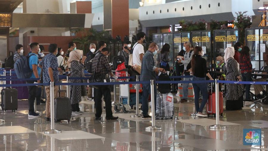 Calon penumpang berjalan di Terminal 3 Bandara Soekarno Hatta, Tangerang, Banten, Jumat (18/12/2020). PT Angkasa Pura II (Persero) memprediksi lalu lintas angkutan udara sebanyak 2,1 juta penumpang pada periode angkutan Natal dan Tahun Baru 2021. (CNBC Indonesia/Andrean Kristianto)