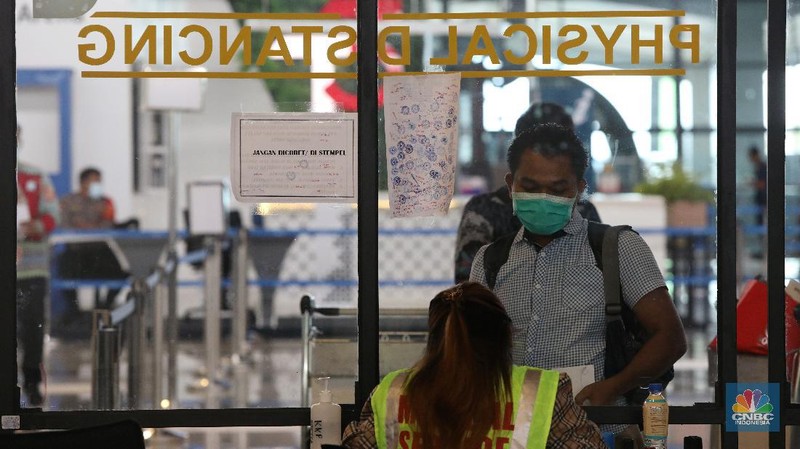 Calon penumpang berjalan di Terminal 3 Bandara Soekarno Hatta, Tangerang, Banten, Jumat (18/12/2020). PT Angkasa Pura II (Persero) memprediksi lalu lintas angkutan udara sebanyak 2,1 juta penumpang pada periode angkutan Natal dan Tahun Baru 2021. (CNBC Indonesia/Andrean Kristianto)