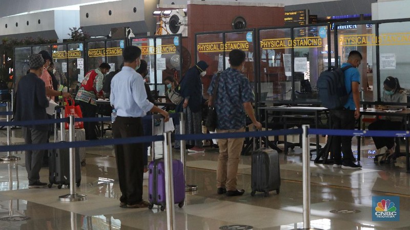 Calon penumpang berjalan di Terminal 3 Bandara Soekarno Hatta, Tangerang, Banten, Jumat (18/12/2020). PT Angkasa Pura II (Persero) memprediksi lalu lintas angkutan udara sebanyak 2,1 juta penumpang pada periode angkutan Natal dan Tahun Baru 2021. (CNBC Indonesia/Andrean Kristianto)