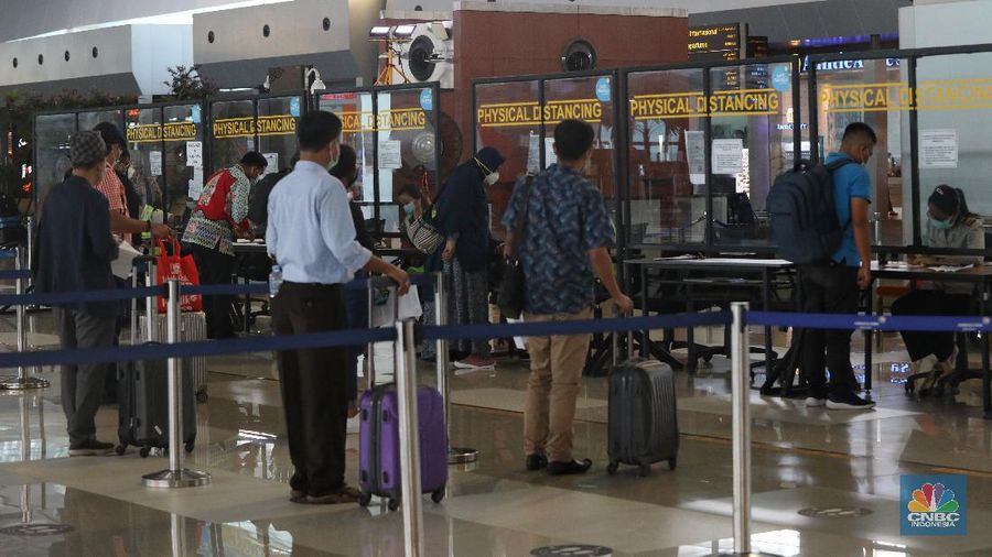 Calon penumpang berjalan di Terminal 3 Bandara Soekarno Hatta, Tangerang, Banten, Jumat (18/12/2020). PT Angkasa Pura II (Persero) memprediksi lalu lintas angkutan udara sebanyak 2,1 juta penumpang pada periode angkutan Natal dan Tahun Baru 2021. (²©²ÊÍøÕ¾/Andrean Kristianto)