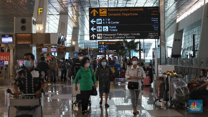 Calon penumpang berjalan di Terminal 3 Bandara Soekarno Hatta, Tangerang, Banten, Jumat (18/12/2020). PT Angkasa Pura II (Persero) memprediksi lalu lintas angkutan udara sebanyak 2,1 juta penumpang pada periode angkutan Natal dan Tahun Baru 2021. (CNBC Indonesia/Andrean Kristianto)