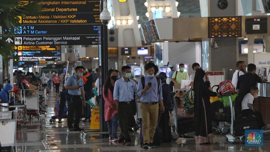 Calon penumpang berjalan di Terminal 3 Bandara Soekarno Hatta, Tangerang, Banten, Jumat (18/12/2020). PT Angkasa Pura II (Persero) memprediksi lalu lintas angkutan udara sebanyak 2,1 juta penumpang pada periode angkutan Natal dan Tahun Baru 2021. (CNBC Indonesia/Andrean Kristianto)