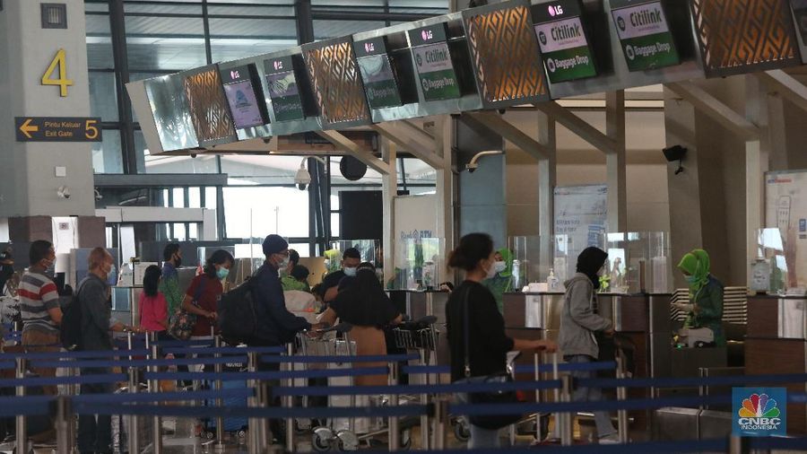 Calon penumpang berjalan di Terminal 3 Bandara Soekarno Hatta, Tangerang, Banten, Jumat (18/12/2020). PT Angkasa Pura II (Persero) memprediksi lalu lintas angkutan udara sebanyak 2,1 juta penumpang pada periode angkutan Natal dan Tahun Baru 2021. (CNBC Indonesia/Andrean Kristianto)
